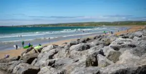 lahinch beach rocks